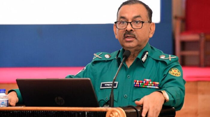 জুলাই সনদ স্বাক্ষর ঘিরে উত্তেজনা, অবস্থানকারীদের সরে যেতে আহ্বান ডিএমপি কমিশনারের