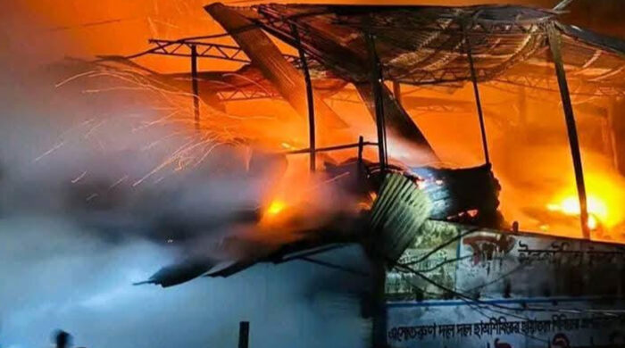 চাটমোহরে রাতের আগুনে বসতঘর ও দোকান পুড়ে ছাই