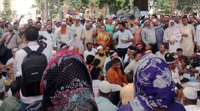 শিক্ষকদের আন্দোলনের প্রতি সরকারের প্রতিক্রিয়া নেই, শহীদ মিনারে শান্তিপূর্ণ বিক্ষোভ