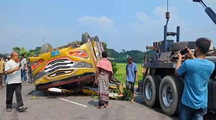 ফরিদপুরে বাস ধাক্কায় অপর বাস খাদে, নিহত শিশু ও নারী