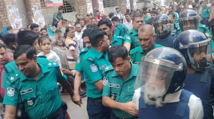 হাজী সেলিম ও তার পুত্রকে চার দিনের রিমান্ডে নেওয়া হয়েছে