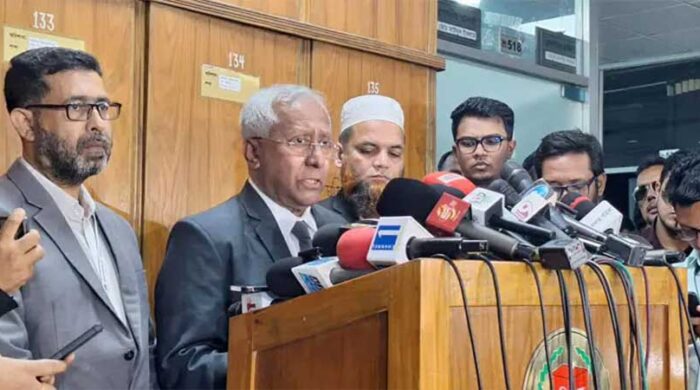 ত্রয়োদশ জাতীয় সংসদ নির্বাচনের নিরাপত্তা ও শৃঙ্খলা রক্ষায় ব্যাপক প্রস্তুতি নেওয়া হয়েছে। নির্বাচন কমিশনের (ইসি) সিনিয়র সচিব আখতার আহমেদ জানিয়েছেন, নির্বাচনের সময় ভোটের মাঠে সুষ্ঠু ও অবাধ ভোট নিশ্চিত করতে ৯০ হাজার থেকে ১ লাখ সেনা সদস্য, দেড় লাখ পুলিশ সদস্য এবং প্রায় সাড়ে ৫ লাখ থেকে ৬ লাখ আনসার সদস্য মোতায়েন থাকবে। সোমবার আগারগাঁওয়ের নির্বাচন ভবনে আইনশৃঙ্খলা বাহিনীর প্রতিনিধিদের সঙ্গে বৈঠক শেষে সাংবাদিকদের তিনি এ তথ্য জানান। সচিব আখতার আহমেদ বলেন, ভোটের আগে এবং পরে মোট ৮ দিন আইনশৃঙ্খলা বাহিনীর সদস্যরা নির্বাচনী মাঠে দায়িত্ব পালন করবেন। তিনি আরও উল্লেখ করেন, নির্বাচনের পরিবেশ নিয়েও আইনশৃঙ্খলা বাহিনী কোনো উদ্বেগ প্রকাশ করেনি। নির্বাচনের প্রস্তুতির অংশ হিসেবে এএমএম নাসির উদ্দিনের নেতৃত্বে ইসির প্রথম বৈঠক অনুষ্ঠিত হবে, যেখানে চারজন নির্বাচন কমিশনার ও ইসি সচিব উপস্থিত থাকবেন। বৈঠকে আইনশৃঙ্খলা বাহিনীর শীর্ষ কর্মকর্তােরা নির্বাচনী নিরাপত্তা ও ভোট কেন্দ্রে সম্ভাব্য ঝুঁকি মূল্যায়ন করবেন এবং প্রয়োজনীয় পদক্ষেপ গ্রহণ করবেন। ইসি সচিব বলেন, “আমরা নিশ্চিত করতে চাই, ভোটাররা নিশ্চিন্তে ভোট দিতে পারেন। সুষ্ঠু ও শান্তিপূর্ণ পরিবেশ বজায় রাখতে আইনশৃঙ্খলা বাহিনী সর্বোচ্চ প্রস্তুত।” তিনি আরও বলেন, নির্বাচনের সময় যে কোনো ধরনের বিশৃঙ্খলা বা নিরাপত্তা চ্যালেঞ্জ মোকাবিলায় সেনা, পুলিশ ও আনসারের সমন্বিত পদক্ষেপ নেওয়া হবে। নির্বাচন কমিশন জানিয়েছে, প্রতিটি নির্বাচনী কেন্দ্রের নিরাপত্তা ও পর্যবেক্ষণের জন্য কেন্দ্রীয় পর্যায়ের কমান্ড এবং জেলা পর্যায়ে সমন্বয় কার্যক্রম কার্যকর করা হবে। ভোটের আগে এবং নির্বাচনের দিন আইনশৃঙ্খলা বাহিনীর উপস্থিতি নিশ্চিত করতে মাঠ পর্যায়ে নিয়মিত মনিটরিং করা হবে। আখতার আহমেদ আরও বলেন, নির্বাচনের মাঠে আইনশৃঙ্খলা বাহিনীর উপস্থিতি শুধু ভোটরদের সুরক্ষা নিশ্চিত করবে না, বরং রাজনৈতিক দলগুলোর মধ্যে বিরোধ নিরসনে কার্যকর ভূমিকা পালন করবে। তিনি জানিয়েছেন, এই প্রস্তুতি দেশের গণতান্ত্রিক প্রক্রিয়া শক্তিশালী করতে গুরুত্বপূর্ণ ভূমিকা রাখবে। এ বিষয়ে সংশ্লিষ্টরা বলেন, নির্বাচন কমিশন ভোটের নিরাপত্তা, পরিবেশ ও অবাধ ভোট নিশ্চিত করতে সব ধরণের সম্ভাব্য ঝুঁকি বিবেচনা করে মাঠ পর্যায়ে আইনশৃঙ্খলা বাহিনীকে সর্বোচ্চ প্রস্তুত অবস্থায় রাখবে। নির্বাচনের সময় জনগণ শান্তিপূর্ণভাবে ভোট দিতে পারলে দেশের গণতান্ত্রিক প্রক্রিয়া আরও দৃঢ় হবে। তবে নির্বাচন কমিশন জানায়, নিরাপত্তা সুনিশ্চিত করলেও ভোটারদের সচেতন অংশগ্রহণ ও সামাজিক শৃঙ্খলা বজায় রাখা সমানভাবে জরুরি। এজন্য প্রশাসন, আইনশৃঙ্খলা বাহিনী ও রাজনৈতিক দলগুলোর মধ্যে সমন্বয় অপরিহার্য। নির্বাচন কমিশনের এই প্রস্তুতি এমন সময় এসেছে যখন দেশের রাজনৈতিক ও সামাজিক পরিসরে ভোটের নিরাপত্তা একটি গুরুত্বপূর্ণ উদ্বেগের বিষয় হিসেবে বিবেচিত হচ্ছে। সেনা ও পুলিশসহ আনসার সদস্যদের মোতায়েন, নির্বাচনী পর্যবেক্ষণ এবং কেন্দ্রে নিরাপত্তা ব্যবস্থা নিশ্চিত করার মাধ্যমে নির্বাচন কমিশন আশা করছে যে, ত্রয়োদশ জাতীয় সংসদ নির্বাচনে ভোটাররা তাদের ভোটাধিকার সুষ্ঠুভাবে প্রয়োগ করতে পারবেন। নির্বাচনের প্রস্তুতি, আইনশৃঙ্খলা বাহিনীর সম্পৃক্ততা এবং ভোটের পরিবেশ নিয়ন্ত্রণের এই উদ্যোগ দেশের গণতান্ত্রিক প্রক্রিয়াকে শক্তিশালী করবে এবং ভোটের মাঠে শান্তি ও শৃঙ্খলা বজায় রাখতে সহায়তা করবে।