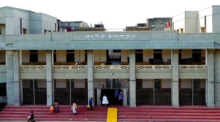 ট্রাকের ধাক্কায় অ্যাম্বুলেন্সে আগুন, এক নিহত, তিন আহত