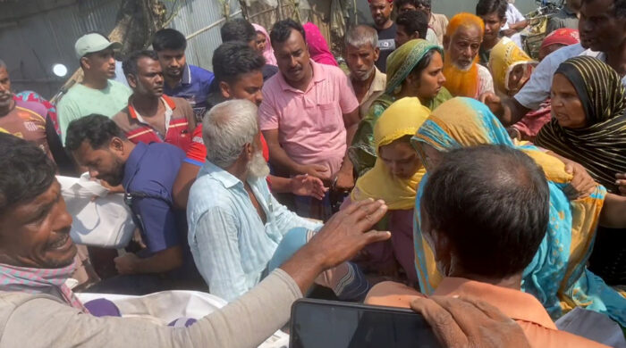 খুলনায় গভীর রাতে দুই বাড়িতে গুলিবর্ষণ: আতঙ্কে এলাকাবাসী, তদন্তে পুলিশ