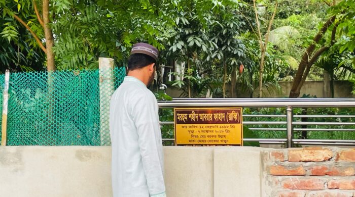 আবরার ফাহাদের কবর জিয়ারতে ডাকসু নেতৃবৃন্দ: জাতীয় ঐক্যের প্রতীক হিসেবে শহীদ স্মরণ