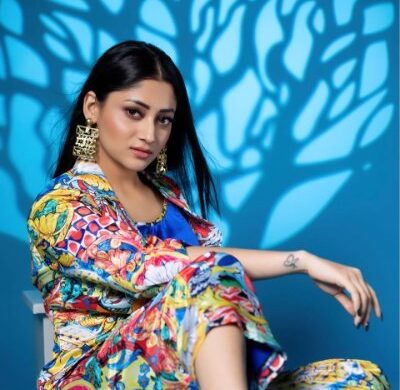 পর্দায় পুনর্জন্ম: আফরান নিশোর সঙ্গে ‘দম’-এ পূজা চেরি প্রকাশ: ৩১ অক্টোবর ২০২৫ | একটি বাংলাদেশ ডেস্ক | একটি বাংলাদেশ অনলাইন চলতি বছরের জুলাই মাসে জনপ্রিয় অভিনেতা আফরান নিশো যুক্ত হন ‘দম’ সিনেমায়। তখন থেকেই নায়িকা কে হবেন, তা নিয়ে ছিল ব্যাপক জল্পনা–কল্পনা। অবশেষে সেই রহস্যের অবসান ঘটল। গত বুধবার অনুষ্ঠিত হয় সিনেমাটির মহরত অনুষ্ঠান, যেখানে আনুষ্ঠানিকভাবে ঘোষণা দেওয়া হয় যে ছবির নায়িকা হচ্ছেন পূজা চেরি। অনুষ্ঠানে ঐতিহ্যবাহী পালকিতে করে প্রবেশ করেন তিনি, যা ছিল আয়োজনের অন্যতম আকর্ষণ। অনেকের মতে, এ বছর ঢালিউডে এটিই সবচেয়ে চমকপ্রদ ও আলোচিত জুটি ঘোষণার একটি মুহূর্ত। মহরতে উপস্থিত সাংবাদিকদের সঙ্গে কথা বলতে গিয়ে পূজা চেরি বলেন, ‘“দম” সিনেমায় যুক্ত হয়ে মনে হয়েছে, এটা আমার অভিনয় জীবনের পুনর্জন্ম। এত সুন্দর একটি গল্প আর চরিত্রে অভিনয় করা আমার জন্য বড় একটা চ্যালেঞ্জ। অনেকে ভাবতে পারেন, এতগুলো সিনেমা করার পর আমি কেন এটাকে “পুনর্জন্ম” বলছি। কিন্তু আমি বিশ্বাস করি, দর্শক “দম” দেখার পর আমার এই কথার অর্থ বুঝতে পারবেন। এই কাজের মাধ্যমে আমি নিজেকে নতুনভাবে প্রমাণ করতে পারব।’ পূজা জানান, সিনেমাটিতে যুক্ত হওয়ার গল্পটিও ছিল বেশ নাটকীয়। তিনি বলেন, ‘শাহরিয়ার শাকিল ভাই একদিন ফোন করে বললেন, রেদওয়ান রনি ভাই আমার সঙ্গে “দম” সিনেমা নিয়ে কথা বলবেন। আমি খুব এক্সাইটেড হয়ে অপেক্ষা করছিলাম, কিন্তু রনি ভাই ফোন করলেন না। কয়েকদিন পর ফোন দিয়ে বললেন, আমার অডিশন নিতে চান। আমি রাজি হয়ে যাই, কারণ আমি “দম” সিনেমাটি করতে চাইছিলাম। অডিশনের পর আমি ভীষণ টেনশনে ছিলাম—ভাবছিলাম, কাজটা পাব তো? অবশেষে যখন জানলাম আমি চূড়ান্ত, তখন আনন্দে আমি নিঃশব্দ হয়ে গিয়েছিলাম। দুই–তিনদিন যেন কথা বলতে পারিনি, খাওয়া–দাওয়াও বন্ধ ছিল প্রায়। যারা তখন আমার আশেপাশে ছিলেন, তারাই জানেন আমি কতটা খুশি হয়েছিলাম। এখন আমরা নিয়মিত রিহার্সেল করছি, পুরো যাত্রাটা অসাধারণ লাগছে।’ এই সিনেমার মাধ্যমে একসঙ্গে কাজ করতে যাচ্ছেন পূজা চেরি ও আফরান নিশো—যা দুজনের ভক্তদের কাছেই বেশ প্রত্যাশার বিষয়। একই সঙ্গে এটি পূজার প্রথম কাজ পরিচালক রেদওয়ান রনি, প্রযোজনা সংস্থা এসভিএফ আলফা–আই এবং অনলাইন প্ল্যাটফর্ম চরকি–র সঙ্গে। পূজা বলেন, ‘এটা আমার জন্য একসঙ্গে অনেক “প্রথম” কাজের অভিজ্ঞতা। আগেও চঞ্চল চৌধুরীর সঙ্গে শিশু বয়সে কাজ করেছি, কিন্তু এখনকার অভিজ্ঞতা একেবারেই আলাদা। সব মিলিয়ে দারুণ লাগছে। আমি চাই এই ভালো লাগা আর সবার দোয়া নিয়েই ক্যামেরার সামনে দাঁড়াতে।’ অভিনেত্রী আরও জানান, ‘দম’ সিনেমায় তাকে একেবারে মেকআপ ছাড়াই অভিনয় করতে হবে। এই অভিজ্ঞতা নিয়ে পূজা বলেন, ‘এই সিনেমায় দর্শক আমাকে সম্পূর্ণ মেকআপ ছাড়া দেখতে পাবেন। এখন থেকেই আমি প্র্যাকটিস করছি, মেকআপ ছাড়া ক্যামেরার সামনে স্বাভাবিক থাকার। এমনও হতে পারে, এই সিনেমা করার পর আমি মেকআপ করাই ছেড়ে দিই।’ ‘দম’–এর গল্প, চরিত্র ও নির্মাণ ঘিরে চলচ্চিত্রপ্রেমীদের মধ্যে তৈরি হয়েছে প্রবল কৌতূহল। আফরান নিশোর সঙ্গে পূজা চেরির জুটি দর্শকদের কাছে এক নতুন উত্তেজনা তৈরি করেছে। পরিচালনায় আছেন রেদওয়ান রনি—যিনি সব সময় বাস্তবধর্মী ও আবেগঘন গল্প বলার জন্য পরিচিত। সিনেমাটি নিয়ে ইতিমধ্যেই শিল্পমহলে আশা তৈরি হয়েছে যে এটি আগামী বছরের সবচেয়ে আলোচিত ও প্রশংসিত সিনেমাগুলোর একটি হবে। চলচ্চিত্র বিশ্লেষকদের মতে, পূজার “পুনর্জন্ম” মন্তব্যটি কেবল ব্যক্তিগত অনুভূতি নয়, বরং এটি বাংলাদেশের বাণিজ্যিক চলচ্চিত্রে এক নতুন দিকনির্দেশনার প্রতীকও হতে পারে—যেখানে তারকা অভিনেত্রীরা এখন চিত্রনাট্য ও চরিত্রের গভীরতার দিকেও সমানভাবে মনোযোগ দিচ্ছেন। দর্শকরাও অপেক্ষা করছেন কবে বড় পর্দায় দেখা যাবে আফরান নিশো ও পূজা চেরির এই বহু প্রতীক্ষিত জুটি।