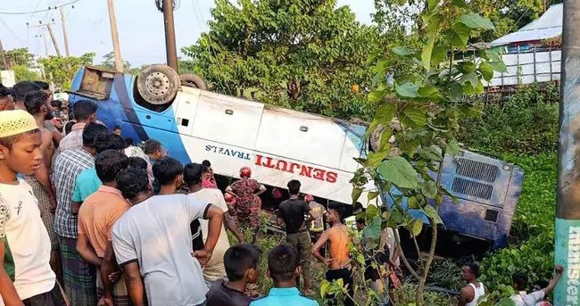 নরসিংদীতে যাত্রীবাহী বাসের ধাক্কায় ইজিবাইকের চালকসহ তিনজন নিহত