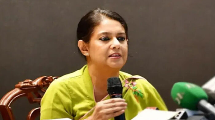 প্রকাশ: ০৯ সেপ্টেম্বর' ২০২৫ । নিজস্ব সংবাদদাতা | একটি বাংলাদেশ অনলাইন সিলেটের সড়ক ও বিশ্ববিদ্যালয় ক্যাম্পাসে বানর ও কুকুরের দৌরাত্ম্যে সাধারণ মানুষ ও শিক্ষার্থীরা দিন দিন আতঙ্কগ্রস্ত হয়ে পড়েছেন। বিশেষ করে সিলেট কৃষি বিশ্ববিদ্যালয়ের (সিকৃবি) হলগুলোতে বানরের আক্রমণ শিক্ষার্থীদের মধ্যে বিরাট উদ্বেগ সৃষ্টি করেছে। সাম্প্রতিক সময়ে সামাদ রহমান হল এবং সুহাসিনী দাস হলে শতাধিক ছাত্রী বানরের হামলার শিকার হয়েছেন। এই ঘটনায় হলজুড়ে আতঙ্ক বিরাজ করছে, শিক্ষার্থীরা নিরাপদে চলাফেরায় অনিশ্চয়তায় রয়েছেন। বিবরণ অনুযায়ী, কিছু বানর এমন সাহসী হয়ে উঠেছে যে ঘরের মধ্যে প্রবেশ করছে এবং শিক্ষার্থীদের উপর ঝাঁপিয়ে পড়ছে। শিশুরা খেলার সময়ও বানরের আক্রমণের শিকার হচ্ছে। স্থানীয়রা জানিয়েছেন, বানরের কামড়ে আহত শিক্ষার্থীদের রক্তক্ষরণ দেখা দিয়েছে এবং দ্রুত চিকিৎসার ব্যবস্থা নিতে হয়েছে। যদিও কিছু ক্ষেত্রে এদের ব্যাকটেরিয়াজনিত সংক্রমণ প্রতিরোধের জন্য ইনজেকশন দেওয়া হয়েছে, তবে অনেকেই জানেন না আহত হলে কী করণীয়। এই পরিস্থিতি জনসাধারণের মধ্যে আতঙ্ক সৃষ্টি করেছে এবং হাসপাতালগুলোতে ভিড় বেড়েছে। সিকৃবি প্রশাসন বিষয়টি গুরুত্বসহকারে নিয়ে বন ভবন ও বন্যপ্রাণী সংরক্ষণ সংস্থার সঙ্গে বৈঠক করেছে। বুধবার রাজধানীর আগারগাঁওয়ে এই বৈঠক অনুষ্ঠিত হয়, যেখানে বিশ্ববিদ্যালয়ের ভাইস-চ্যান্সেলর প্রফেসর ড. মো. আলিমুল ইসলাম, ছাত্র পরামর্শ ও নির্দেশনা দপ্তরের পরিচালক প্রফেসর ড. মো. সামিউল আহসান তালুকদার এবং বন বিভাগের প্রধান বন সংরক্ষক মো. আমির হোসাইন চৌধুরী, বন্যপ্রাণী ও প্রকৃতি সংরক্ষণ অঞ্চলের বন সংরক্ষক মো. সানাউল্লাহ পাটোয়ারী, বন্যপ্রাণী অপরাধ দমন ইউনিটের পরিচালক মো. মিজানুর রহমান উপস্থিত ছিলেন। বৈঠকে বিশ্ববিদ্যালয় প্রশাসনের পক্ষ থেকে বন বিভাগের কাছে আবেদন জানানো হয় যে, বানরের আক্রমণ থেকে শিক্ষার্থীদের রক্ষার জন্য দ্রুত এবং কার্যকর পদক্ষেপ গ্রহণ করা হোক। বন বিভাগের প্রতিনিধিরা সর্বাত্মক সহযোগিতার আশ্বাস দেন এবং বিশ্ববিদ্যালয় প্রশাসনকে অনুরোধ জানান, পরিস্থিতি শান্তিপূর্ণভাবে মোকাবিলা করতে শিক্ষার্থীদের সচেতনতা বাড়াতে হবে। ভাইস-চ্যান্সেলর প্রফেসর ড. মো. আলিমুল ইসলাম জানিয়েছেন, বন ও পরিবেশ সংক্রান্ত আইন থাকা সত্ত্বেও এই সমস্যা সহজে সমাধান করা সম্ভব নয়। তিনি উল্লেখ করেছেন যে, বিশ্ববিদ্যালয় প্রশাসন ইতোমধ্যেই ছাত্রী হলের নিরাপত্তা জোরদারের পাশাপাশি আহতদের সুচিকিৎসা এবং প্রয়োজনীয় ভ্যাক্সিন প্রদানসহ বিভিন্ন ব্যবস্থা গ্রহণ করেছে। এছাড়া তিনি বন ও পরিবেশ মন্ত্রণালয় ও বন বিভাগের সর্বোচ্চ কর্মকর্তাদের সঙ্গে সাক্ষাৎ করে সমস্যা সম্পর্কে অবহিত করেছেন। ড. আলিমুল ইসলাম শিক্ষার্থীদের এবং সংশ্লিষ্ট সকলকে আহ্বান জানিয়েছেন, আতঙ্কিত না হয়ে ধৈর্য ধরে সচেতনভাবে পরিস্থিতির মোকাবিলা করতে। বিশ্ববিদ্যালয় প্রশাসন শিক্ষার্থীদের নিরাপত্তা নিশ্চিত করতে সর্বদা সচেষ্ট এবং বদ্ধপরিকর। তিনি আরও বলেছেন, বন বিভাগের সহায়তায় এবং প্রশাসনের নিয়ন্ত্রণে বানরের আক্রমণ নিয়ন্ত্রণের চেষ্টা অব্যাহত থাকবে, যাতে শিক্ষার্থীরা নিরাপদে শিক্ষা কার্যক্রম চালিয়ে যেতে পারে। নাহিদ ইসলামের বক্তব্য যদি আরও স্পেসিফিক হতো