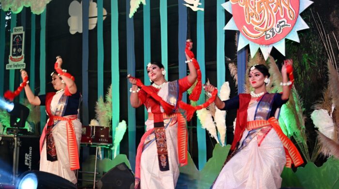 সুর, ছন্দ ও রঙে ঢাকা বিশ্ববিদ্যালয়ে শরৎ উৎসব