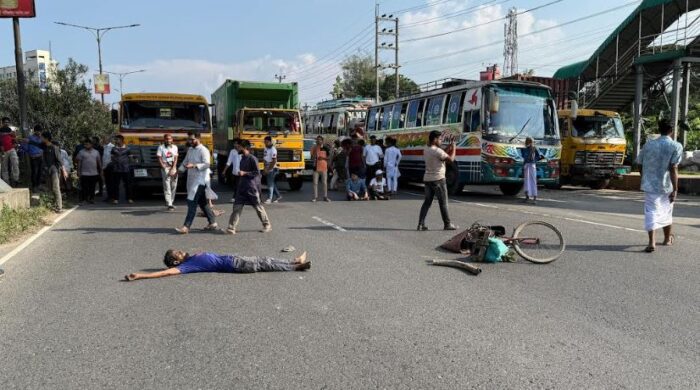 ঢাকায় হামলা ও আহতদের স্বীকৃতি চেয়ে মহাসড়ক অবরোধ
