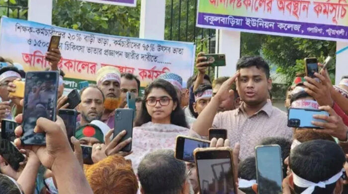 শিক্ষকদের আন্দোলন চালিয়ে যাওয়ার পরামর্শ হাসনাত-জারার