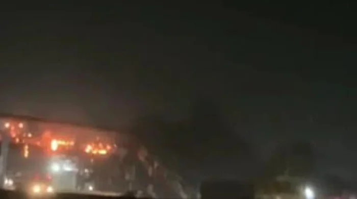 সিদ্ধিরগঞ্জে ফুটওভার ব্রিজে আগুন, যুবক আটক