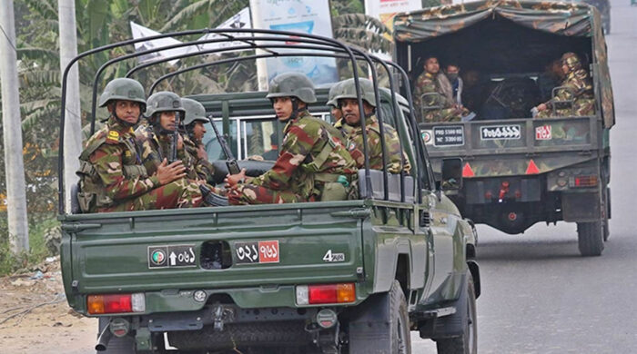 অস্ত্র-গোলাবারুদসহ ৭ জনকে গাজীপুরে আটক করেছে সেনা