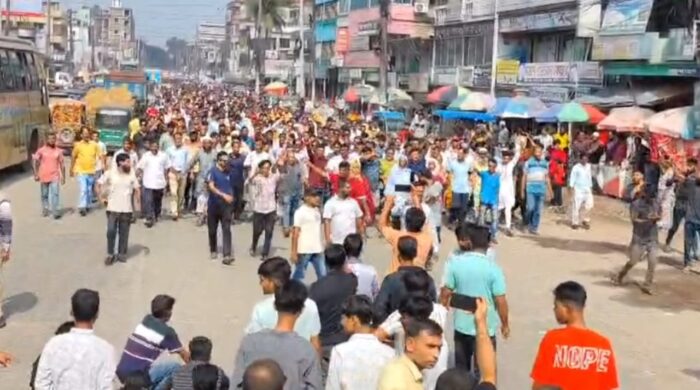 আজাদের সমর্থকরা টাঙ্গাইল-৩ আসনে মনোনয়ন দাবিতে বিক্ষোভ