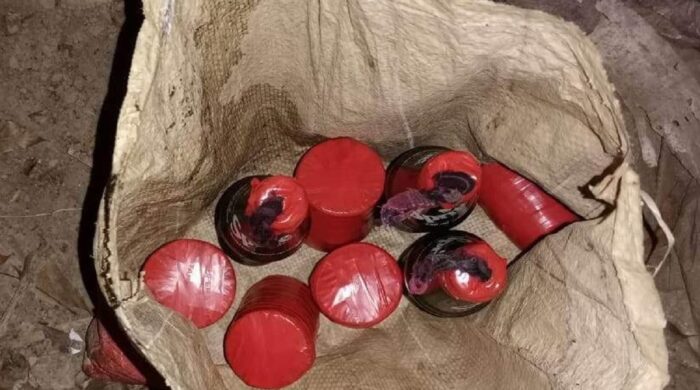 ভাঙ্গায় শতাধিক পেট্রল বোমা ও বোমা তৈরির সরঞ্জাম উদ্ধার, আটক তিন