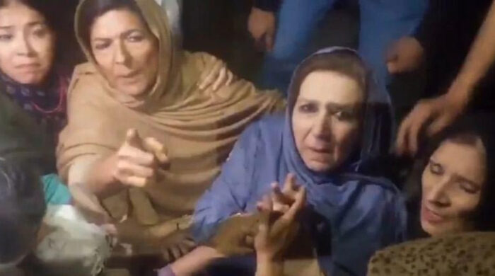 পাকিস্তানে পুলিশের হেফাজতে ইমরান খানের তিন বোন