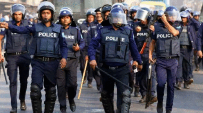 ঢাকা লকডাউন ঘিরে উত্তেজনা: নিরাপত্তার চূড়ান্ত প্রস্তুতিতে পুলিশ, অচলাবস্থার হুমকিতে আওয়ামী লীগ