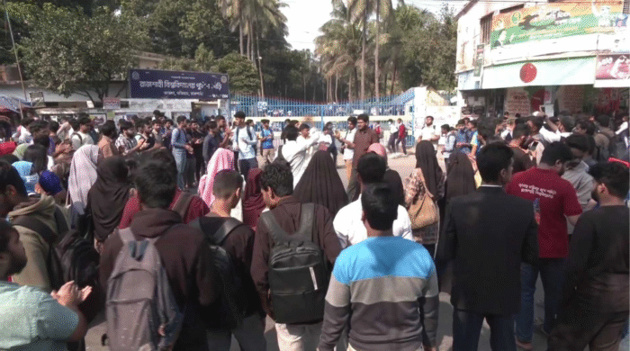 হামলাকারীদের গ্রেপ্তারে আলটিমেটাম, স্থগিত অবরোধ রাজশাহী বিশ্ববিদ্যালয়ে