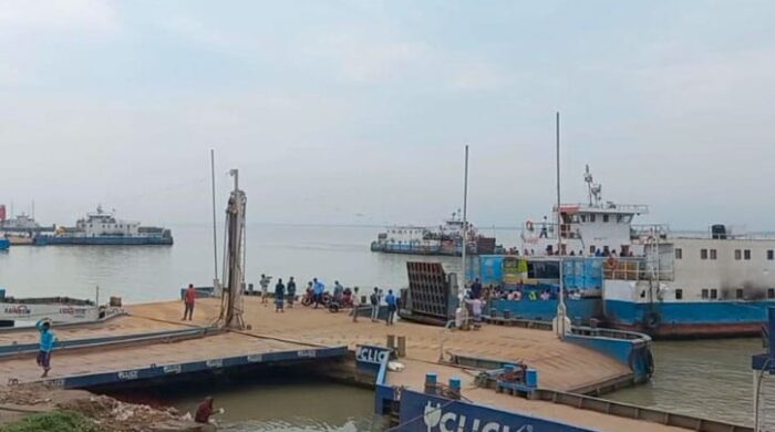 ঘাট সংকটে অচল পাটুরিয়া-দৌলতদিয়া নৌরুট, দুর্ভোগে যাত্রী