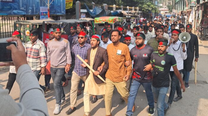 চাঁপাইনবাবগঞ্জে লকডাউন ব্যর্থ, শিবিরের বিক্ষোভ অব্যাহত