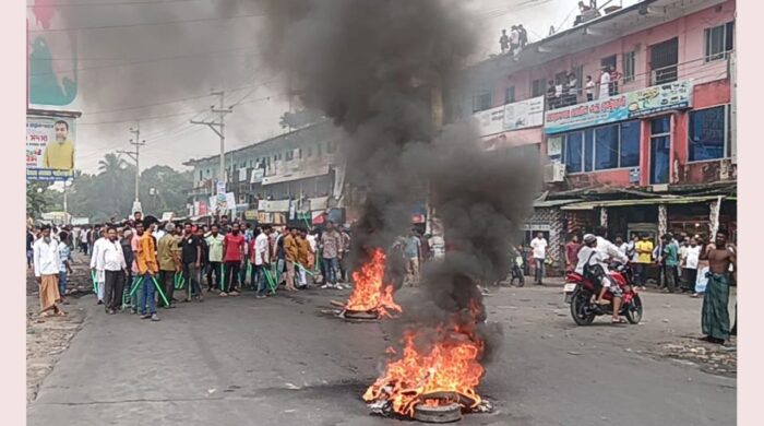 ফরিদগঞ্জে বিএনপির বিক্ষোভ অব্যাহত, সড়কে অগ্নিসংযোগ