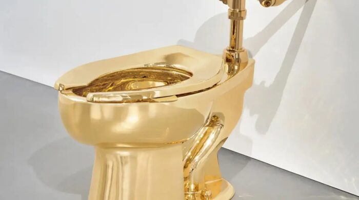 ১.২১ কোটি টাকায় বিক্রি হলো ১০১ কেজির সোনার টয়লেট