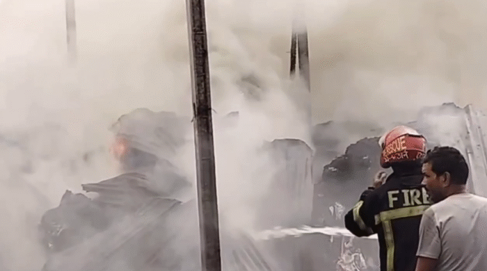 গাজীপুরে ঝুটের গোডাউনে ভয়াবহ আগুন, আতঙ্ক ছড়ালো এলাকায়