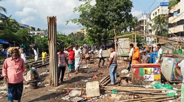 গাজীপুরে রেলের জমি থেকে শতাধিক অবৈধ স্থাপনা উচ্ছেদ