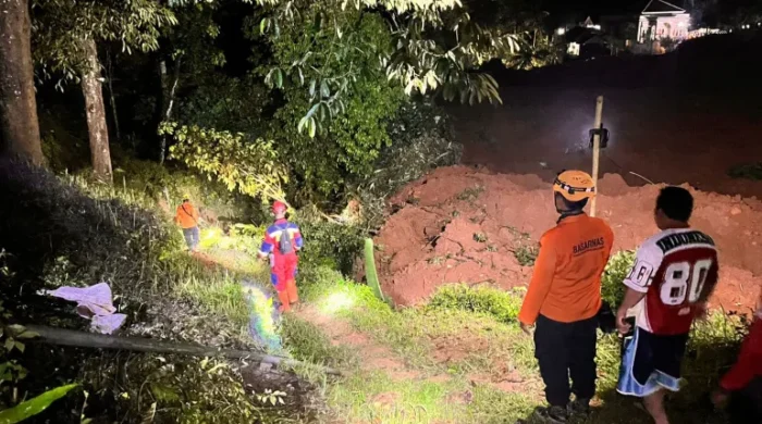 ইন্দোনেশিয়ায় ভূমিধস, নিহত দুই, নিখোঁজ ২১ জন