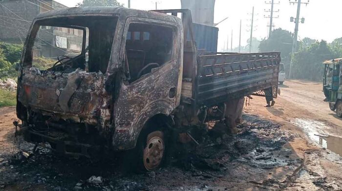 সাভারে পিকআপ ভ্যানে অগ্নিসংযোগ