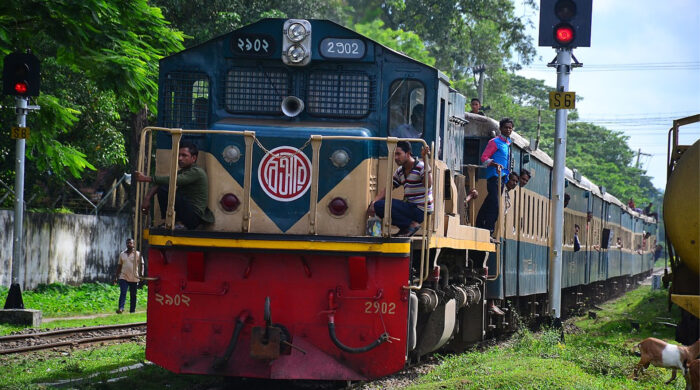 কালনী এক্সপ্রেস ইঞ্জিন বিকলে, দুই ঘণ্টা যাত্রীরা আটকা
