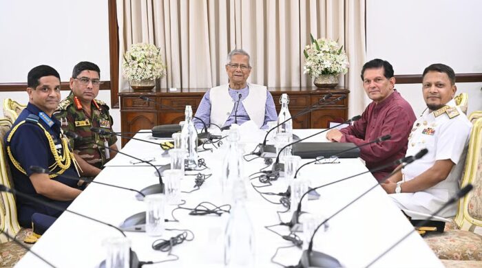 প্রধান উপদেষ্টার সঙ্গে তিন বাহিনীর প্রধানের সৌজন্য সাক্ষাৎ