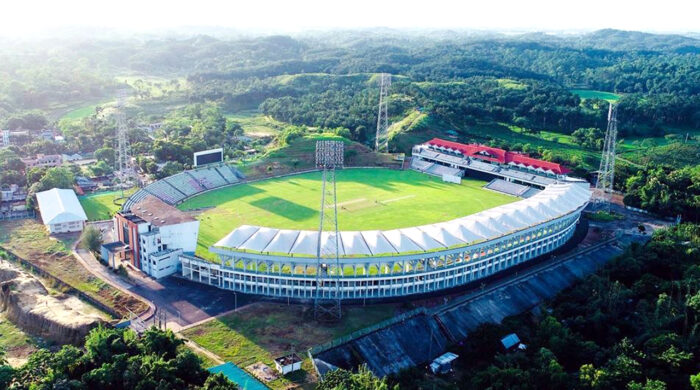 সিলেট আন্তর্জাতিক ক্রিকেট স্টেডিয়ামে দুই ম্যাচ সিরিজের প্রথম টেস্টে বাংলাদেশের বিপক্ষে টস জিতে ব্যাটিংয়ের সিদ্ধান্ত নিয়েছে আয়ারল্যান্ড। এই ম্যাচে বাংলাদেশের হয়ে অভিষেক হচ্ছে স্পিনার হাসান মুরাদের। অন্যদিকে আইরিশদের হয়ে পাঁচ ক্রিকেটার খেলবেন পাঁচ নতুন ক্রিকেটার।