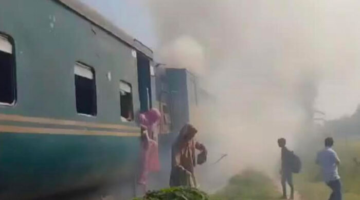 ময়মনসিংহে যাত্রীবাহী ট্রেনে আগুন, বন্ধ রেল চলাচল
