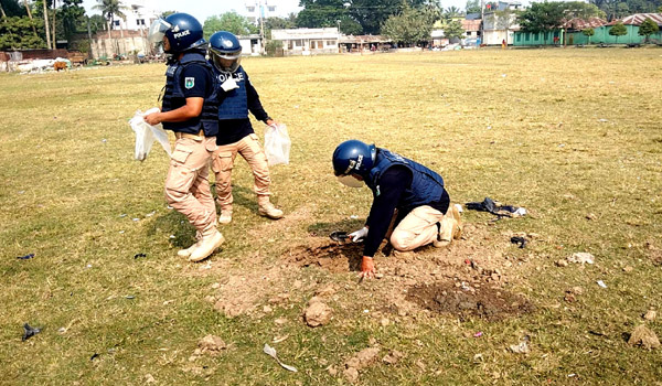 কালীগঞ্জে উদ্ধারকৃত ককটেল ধ্বংস করল বোমা ডিসপোজাল ইউনিট
