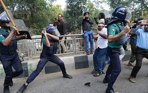 দশম গ্রেডে বেতনসহ ৩ দাবিতে প্রাথমিক শিক্ষকদের অনির্দিষ্টকালের কর্মবিরতি