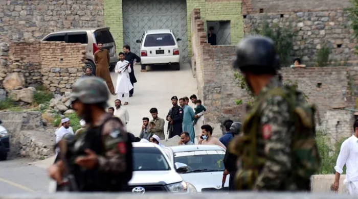 পেশোয়ারে আত্মঘাতী হামলায় নিহত ৩