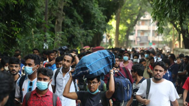 ভূমিকম্প আতঙ্কে ঢাবিতে শিক্ষার্থীদের হল ছাড়ার ঢল