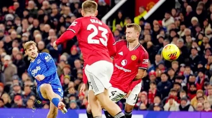 ১০ জনের এভারটনের কাছে হারল ইউনাইটেড