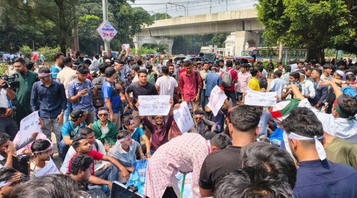 ৭ কলেজের শিক্ষার্থীরা শিক্ষা ভবনের সামনে অবস্থান চালাচ্ছেন