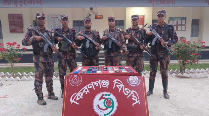 শিবগঞ্জ সীমান্তে ভারত থেকে আসা ২৯ মোবাইল জব্দ