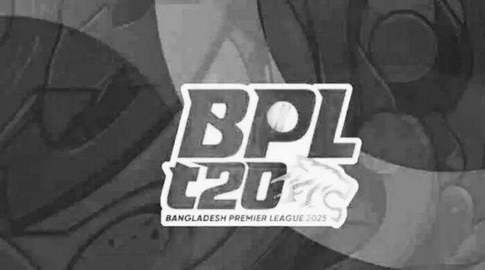 বিপিএল: খেলা স্থগিত, মাঠ ছাড়তে নারাজ সমর্থকরা