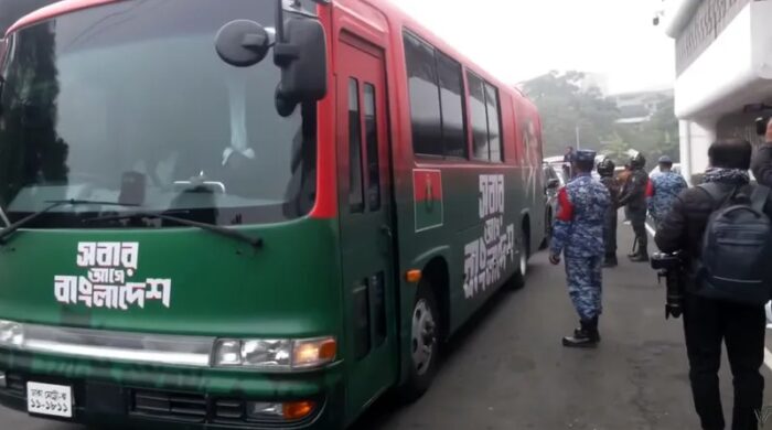 বিমানবন্দর থেকে বাসে সংবর্ধনায় যাচ্ছেন তারেক রহমান