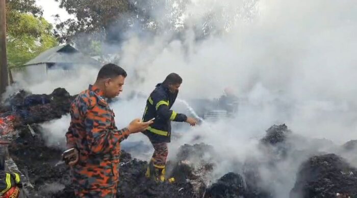 গাজীপুরের ঝুট গোডাউনে ফের অগ্নিকাণ্ড, আতঙ্কে স্থানীয়রা