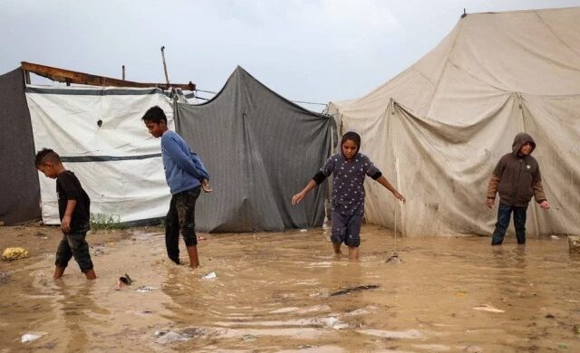 গাজায় প্রবল ঝড়ে বহু তাঁবু প্লাবিত, হাজারো মানুষ আশ্রয়ের খোঁজে