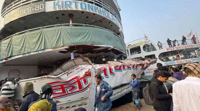 মেঘনায় কুয়াশায় লঞ্চ সংঘর্ষ, প্রাণ গেল দুজনের