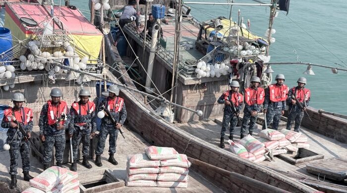 মিয়ানমারে পাচারকালে ডিজেল-সিমেন্টসহ ১১ জন আটক