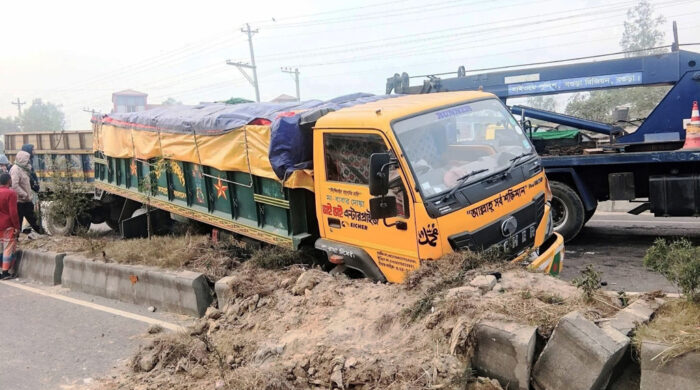 রাজধানীতে পৃথক সড়ক দুর্ঘটনায় বাবা-মেয়েসহ তিনজন নিহত