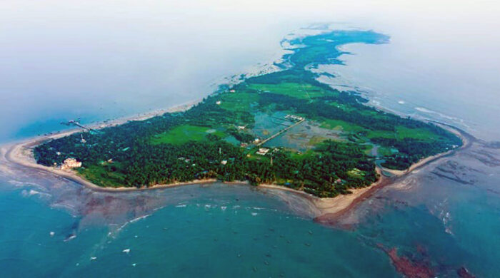 শীতের মুগ্ধতায় সেন্টমার্টিনে পর্যটকের ঢল