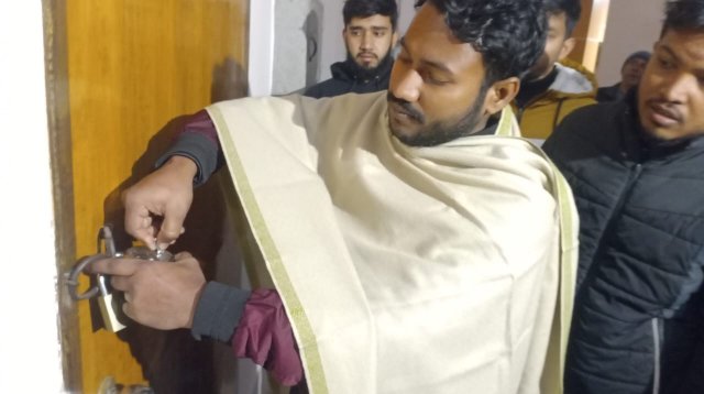 রাবিতে ছয় ডিনের অফিসে তালা, উত্তাল ক্যাম্পাস রাজনীতি